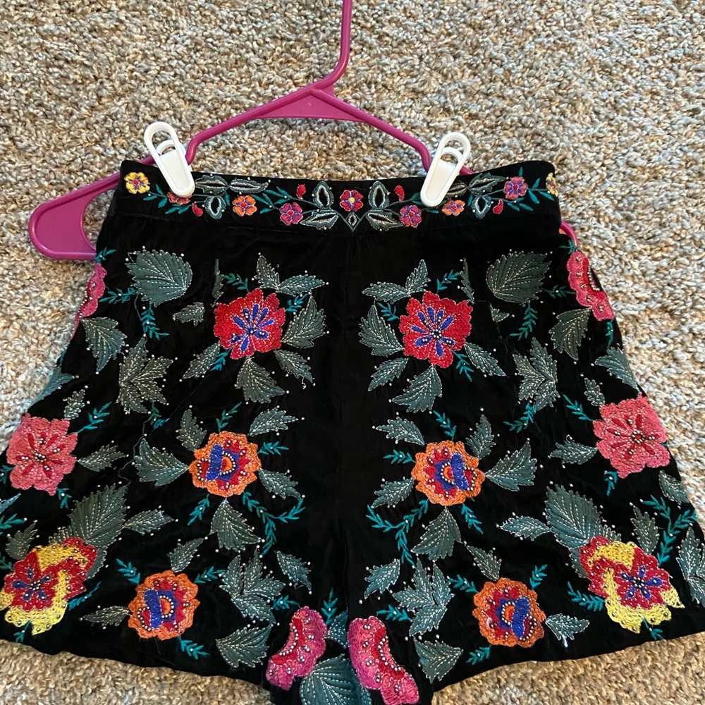Velvet embroidered shorts